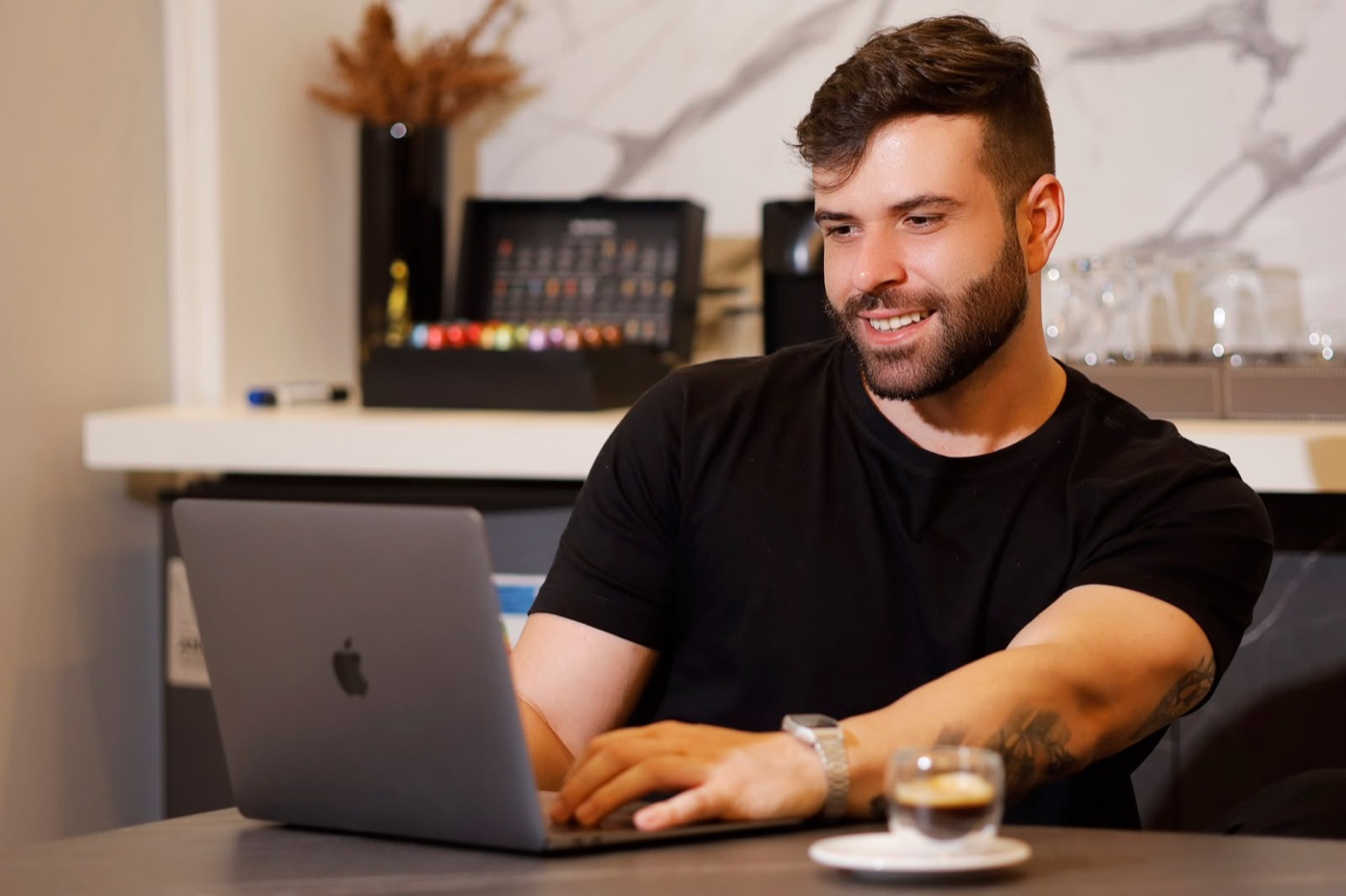 Gabriel Rodrigues trabalhando no notebook